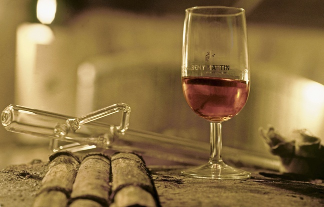 Illustration d'un verre de cognac Rémy Martin. Illustration d'un verre de cognac Rémy Martin.