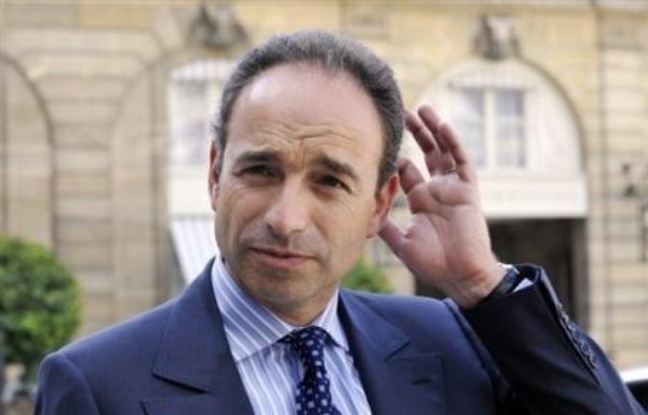 Présidence de la commission sur l'audiovisuel, mission "bons offices" sur les 35 heures, rencontre médiatisée avec David Cameron... Jean-François Copé, patron des députés UMP, multiplie les initiatives pour s'installer au centre du jeu. Présidence de la commission sur l'audiovisuel, mission "bons offices" sur les 35 heures, rencontre médiatisée avec David Cameron... Jean-François Copé, patron des députés UMP, multiplie les initiatives pour s'installer au centre du jeu.