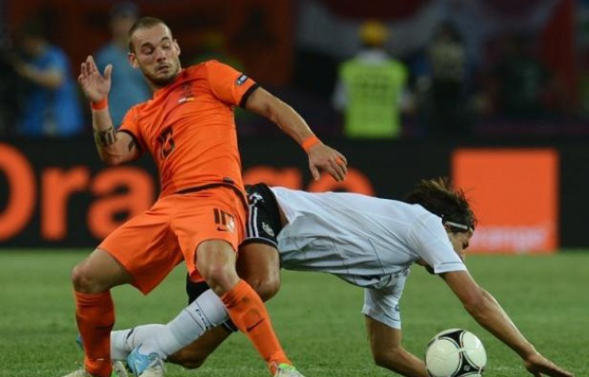 Les Pays-Bas, qui n'ont plus leur destin en mains, sont proches d'une retentissante élimination de l'Euro-2012 dimanche dans le groupe B, tandis que l'Allemagne a déjà un pied en quarts de finale et que Portugal et Danemark luttent à distance pour l'y accompagner. Les Pays-Bas, qui n'ont plus leur destin en mains, sont proches d'une retentissante élimination de l'Euro-2012 dimanche dans le groupe B, tandis que l'Allemagne a déjà un pied en quarts de finale et que Portugal et Danemark luttent à distance pour l'y accompagner.