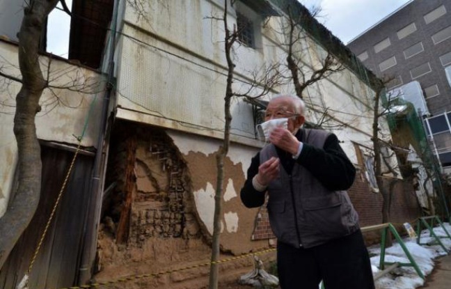 Un an après avoir été forcés d'abandonner leur domicile à cause de la catastrophe nucléaire de Fukushima, des dizaines de milliers de réfugiés vivent toujours dans l'incertitude du lendemain, sans savoir quand -- ou si -- ils pourront rentrer chez eux. Un an après avoir été forcés d'abandonner leur domicile à cause de la catastrophe nucléaire de Fukushima, des dizaines de milliers de réfugiés vivent toujours dans l'incertitude du lendemain, sans savoir quand -- ou si -- ils pourront rentrer chez eux.