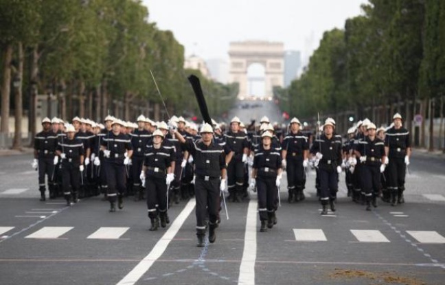 Dès 10H00, le président de République, chefs des armées, présidera le défilé militaire, symbole du lien de la Nation et de son armée. Sur le thème des armées "au service de la Nation et de la paix dans le monde", le cru 2012 mettra à l'honneur les casques bleus qui servent dans le cadre des forces de l'ONU et les troupes rentrant d'opération extérieures (Opex). Dès 10H00, le président de République, chefs des armées, présidera le défilé militaire, symbole du lien de la Nation et de son armée. Sur le thème des armées "au service de la Nation et de la paix dans le monde", le cru 2012 mettra à l'honneur les casques bleus qui servent dans le cadre des forces de l'ONU et les troupes rentrant d'opération extérieures (Opex).