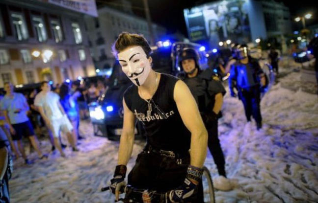 La police espagnole a chargé et tiré sur les manifestants avec des balles en caoutchouc jeudi soir à Madrid à la fin de la grande manifestation contre le plan de rigueur du gouvernement. La police espagnole a chargé et tiré sur les manifestants avec des balles en caoutchouc jeudi soir à Madrid à la fin de la grande manifestation contre le plan de rigueur du gouvernement.