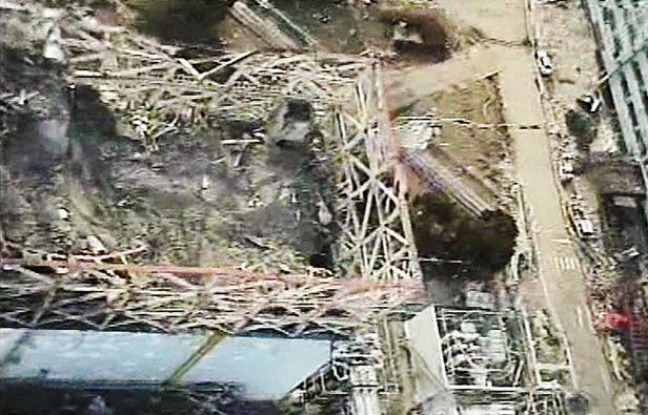 Capture d'écran d'une vidéo tournée le 10 avril 2011, au dessus du réacteur n°1 de la centrale de Fukushima, au Japon. Capture d'écran d'une vidéo tournée le 10 avril 2011, au dessus du réacteur n°1 de la centrale de Fukushima, au Japon.
