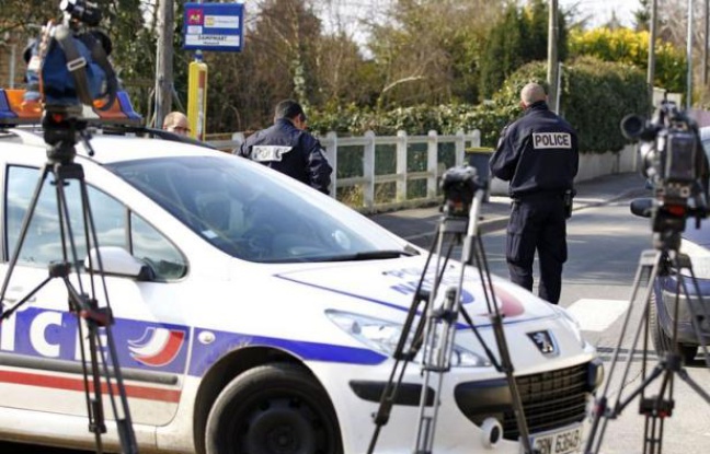 La mère, interpellée vendredi après que ses deux fils et sa fille ont été retrouvés égorgés au domicile familial à Dampmart (Seine-et-Marne), a été hospitalisée d'office à l'issue d'un examen psychiatrique samedi, a annoncé une source judiciaire à l'AFP. La mère, interpellée vendredi après que ses deux fils et sa fille ont été retrouvés égorgés au domicile familial à Dampmart (Seine-et-Marne), a été hospitalisée d'office à l'issue d'un examen psychiatrique samedi, a annoncé une source judiciaire à l'AFP.