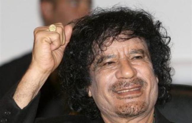 Le colonel libyen Mouammar Kadhafi poursuivait jeudi sa visite en France, qu'il a lui-même qualifiée d'"historique", en entourant son emploi du temps de mystère après avoir multiplié les déclarations fracassantes propres à alimenter la controverse et l'embarras des autorités. Le colonel libyen Mouammar Kadhafi poursuivait jeudi sa visite en France, qu'il a lui-même qualifiée d'"historique", en entourant son emploi du temps de mystère après avoir multiplié les déclarations fracassantes propres à alimenter la controverse et l'embarras des autorités.