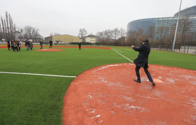 Serge Oehler, adjoint au maire en charge des sports, en pleine frappe, sur le nouveau terrain de baseball au Wacken. Strasbourg 19 01 2016. Serge Oehler, adjoint au maire en charge des sports, en pleine frappe, sur le nouveau terrain de baseball au Wacken. Strasbourg 19 01 2016.