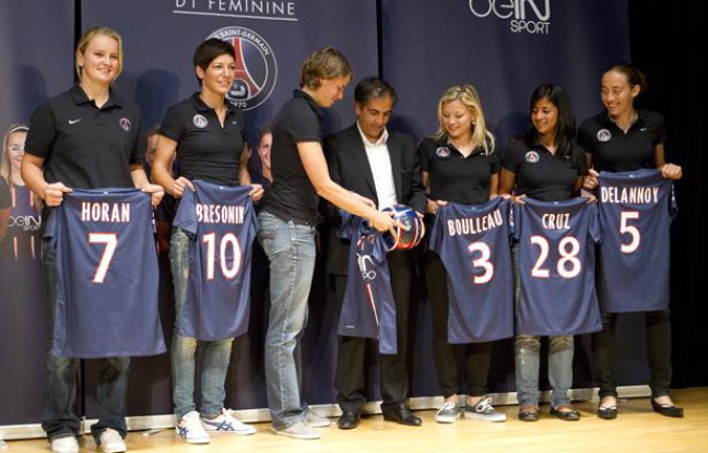 Présentation de l'équipe de football féminine du Paris Saint-Germain au parc des Princes le 6 septembre 2012. (Lindsay Horan, Linda Bresonik, Annike Krahn, Farid Benstiti, Laure Boulleau, Shirley Cruz Trana et Sabrina Delannoy)
Présentation de l'équipe de football féminine du Paris Saint-Germain au parc des Princes le 6 septembre 2012. (Lindsay Horan, Linda Bresonik, Annike Krahn, Farid Benstiti, Laure Boulleau, Shirley Cruz Trana et Sabrina Delannoy)