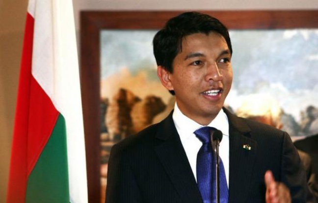 La situation semblait plus bloquée que jamais à Madagascar jeudi, après un sommet destiné à sortir la Grande Ile de la crise d'où le président de la Transition Andry Rajoelina est revenu en estimant qu'il fallait empêcher "coûte que coûte" le retour de son adversaire Marc Ravalomanana. La situation semblait plus bloquée que jamais à Madagascar jeudi, après un sommet destiné à sortir la Grande Ile de la crise d'où le président de la Transition Andry Rajoelina est revenu en estimant qu'il fallait empêcher "coûte que coûte" le retour de son adversaire Marc Ravalomanana.