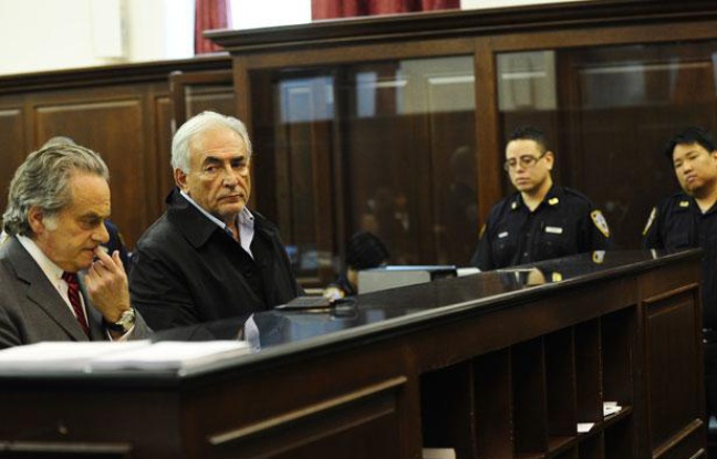 Dominique Strauss-Kahn comparaît devant le tribunal de New York assisté de son avocat Benjamin Brafman, le lundi 16 mai 2011; pour agression sexuelle, séquestration et tentative de viol. Dominique Strauss-Kahn comparaît devant le tribunal de New York assisté de son avocat Benjamin Brafman, le lundi 16 mai 2011; pour agression sexuelle, séquestration et tentative de viol.