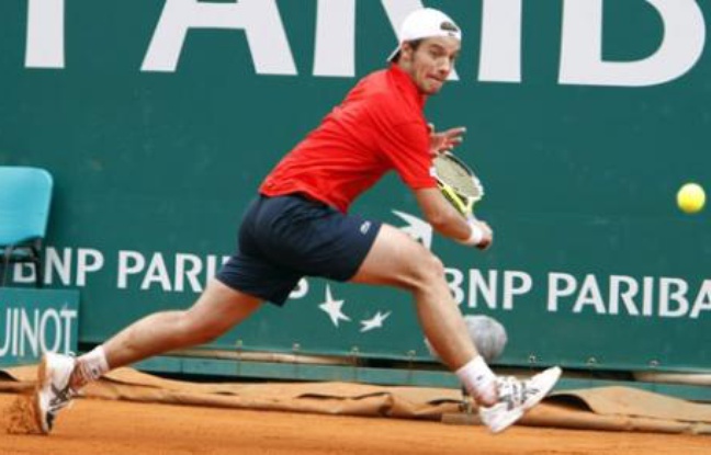 Le joueur de tennis Richard Gasquet retourne un service du Belge Kristof Vliegen lors du deuxième tour du tournoi de Monte-Carlo Le joueur de tennis Richard Gasquet retourne un service du Belge Kristof Vliegen lors du deuxième tour du tournoi de Monte-Carlo