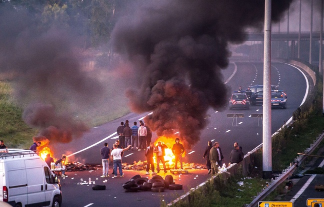 Les gens du voyage ont bloqué l'A1 à Roye, dans la Somme, en mettant le feu à divers objets. Les gens du voyage ont bloqué l'A1 à Roye, dans la Somme, en mettant le feu à divers objets.