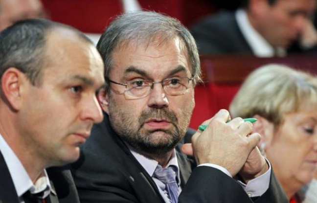 Le secrétaire général de la CFDT, François Chérèque a invité dimanche le gouvernement à "accélérer les réformes" face à la crise, mais s'est refusé à critiquer l'action du chef de l'Etat qui va tenter de reconquérir l'opinion à la télévision dans la soirée. Le secrétaire général de la CFDT, François Chérèque a invité dimanche le gouvernement à "accélérer les réformes" face à la crise, mais s'est refusé à critiquer l'action du chef de l'Etat qui va tenter de reconquérir l'opinion à la télévision dans la soirée.