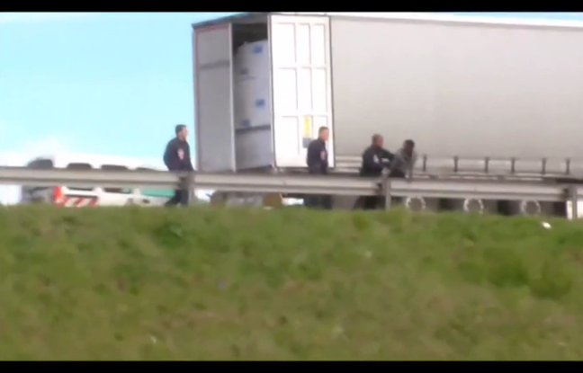 Des migrants violentés par des CRS le long de la rocade à Calais Des migrants violentés par des CRS le long de la rocade à Calais