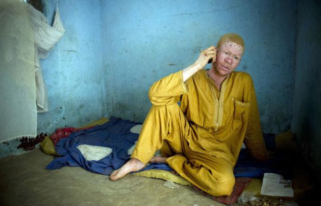 Touba, Cheikh Thioune, 31 ans, ne dort jamais deux fois au même endroit. Touba, Cheikh Thioune, 31 ans, ne dort jamais deux fois au même endroit.