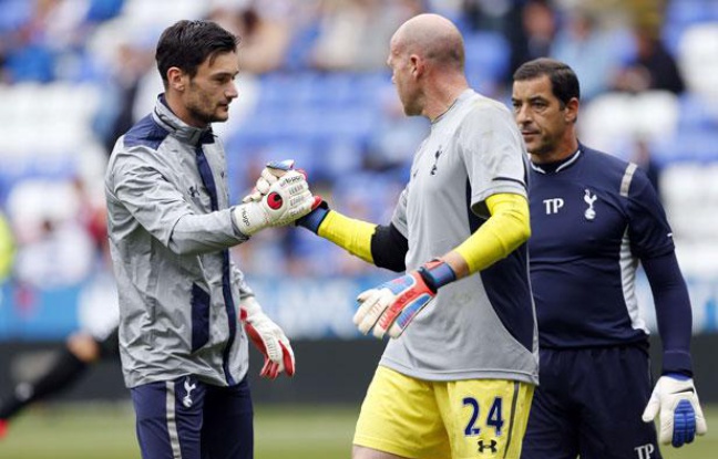 Hugo Lloris encourage Brad Friedel avant le match de Tottenham à Reading, le 16 septembre 2012 en Angleterre. Hugo Lloris encourage Brad Friedel avant le match de Tottenham à Reading, le 16 septembre 2012 en Angleterre.
