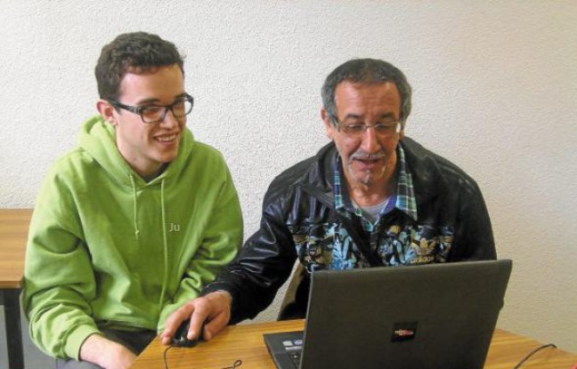 Miloud (à dr.), assisté par Julien, étudiant, apprend à répondre aux offres d'emploi sur Internet. Miloud (à dr.), assisté par Julien, étudiant, apprend à répondre aux offres d'emploi sur Internet.