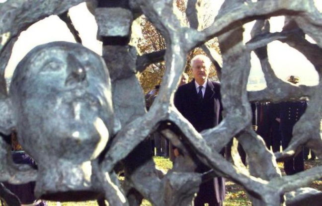 Lionel Jospin, alors Premier ministre, inaugure le 5 novembre 1998 la sculpture de l'artiste français Haïm Kern, réalisée en hommage aux soldats tombés au Chemin des Dames Lionel Jospin, alors Premier ministre, inaugure le 5 novembre 1998 la sculpture de l'artiste français Haïm Kern, réalisée en hommage aux soldats tombés au Chemin des Dames