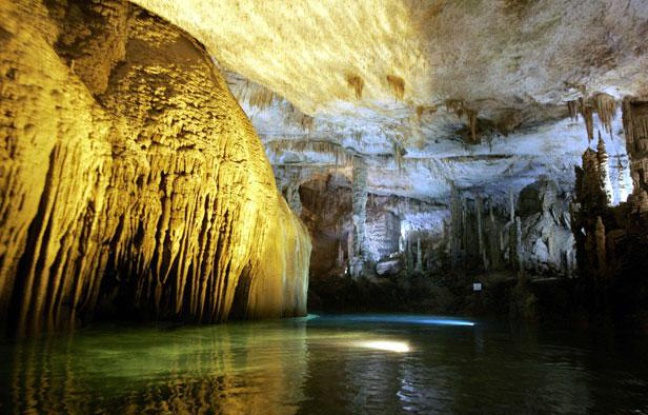 La grotte de Jeita, au Liban, figure parmi les candidats au palmarès des 7 merveilles de la nature. La grotte de Jeita, au Liban, figure parmi les candidats au palmarès des 7 merveilles de la nature.