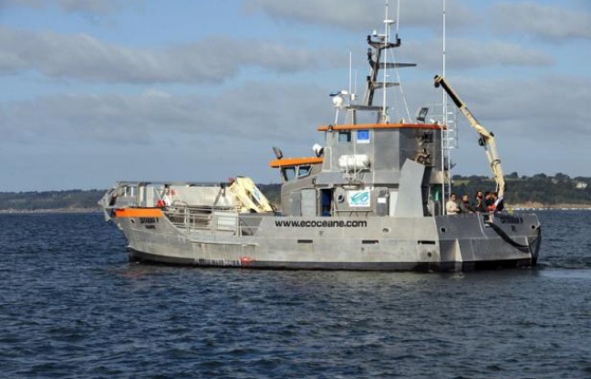 Le catamaran tout en aluminium déploie ses bras flottants autour de la nappe de pétrole qui est aspirée entre ses coques: cette technologie unique, selon ses concepteurs, peine à percer faute de soutien des organismes français et européen de dépollution. Le catamaran tout en aluminium déploie ses bras flottants autour de la nappe de pétrole qui est aspirée entre ses coques: cette technologie unique, selon ses concepteurs, peine à percer faute de soutien des organismes français et européen de dépollution.