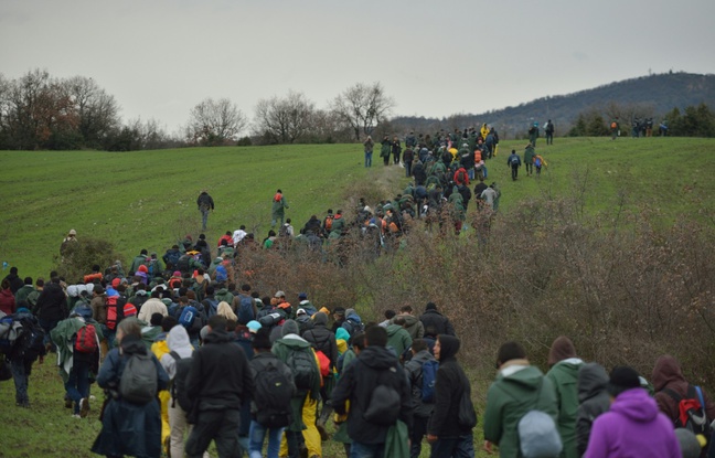 Le 15 mars, des réfugiés s'étaient mis en marche d'Idomeni pour rentrer en Macédoine. Le 15 mars, des réfugiés s'étaient mis en marche d'Idomeni pour rentrer en Macédoine.