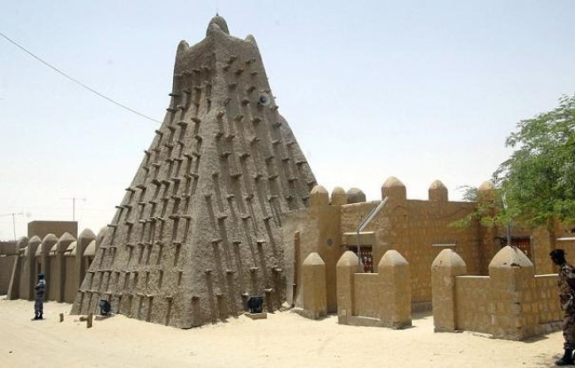 Ansar Dine, un des groupes islamistes armés contrôlant le nord du Mali, va détruire samedi "tous les mausolées" de saints musulmans de Tombouctou, ville inscrite cette semaine par l'Unesco sur la liste du patrimoine mondial en péril, a affirmé un porte-parole d'Ansar Dine. Ansar Dine, un des groupes islamistes armés contrôlant le nord du Mali, va détruire samedi "tous les mausolées" de saints musulmans de Tombouctou, ville inscrite cette semaine par l'Unesco sur la liste du patrimoine mondial en péril, a affirmé un porte-parole d'Ansar Dine.