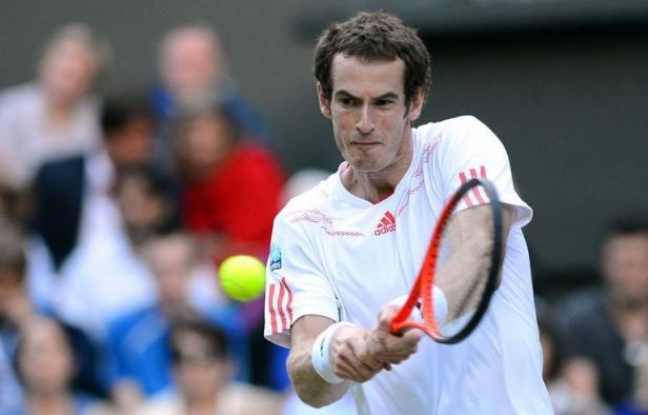 Roger Federer et Andy Murray s'affrontent dimanche dans une finale de Wimbledon chargée d'enjeux en tous genres: le Suisse y visera la première place mondiale et plusieurs records, tandis que le Britannique cherchera à donner à son pays son premier titre majeur depuis 1936. Roger Federer et Andy Murray s'affrontent dimanche dans une finale de Wimbledon chargée d'enjeux en tous genres: le Suisse y visera la première place mondiale et plusieurs records, tandis que le Britannique cherchera à donner à son pays son premier titre majeur depuis 1936.