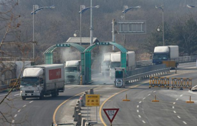 Des véhicules quittant la zone industrielle intercoréenne de Kaesong passent un barrage routier à Paju près de la zone démilitarisée séparant les Corées du Nord et du Sud le 11 février 2016 Des véhicules quittant la zone industrielle intercoréenne de Kaesong passent un barrage routier à Paju près de la zone démilitarisée séparant les Corées du Nord et du Sud le 11 février 2016