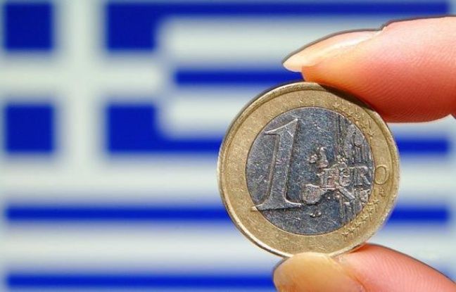 L'agence de notation financière Standard and Poor's voit "au moins une chance sur trois" que la Grèce sorte de la zone euro, selon un rapport publié lundi où elle relativise toutefois les risques de contagion. L'agence de notation financière Standard and Poor's voit "au moins une chance sur trois" que la Grèce sorte de la zone euro, selon un rapport publié lundi où elle relativise toutefois les risques de contagion.