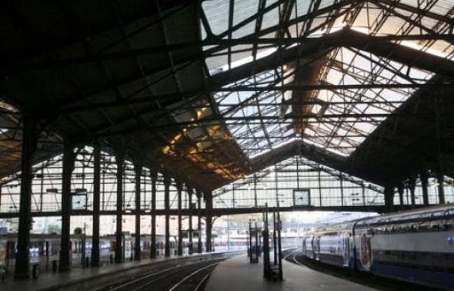 La CGT a indiqué mercredi qu'elle suspendait son appel à la grève à la gare Saint-Lazare à Paris où le trafic régional est perturbé depuis plus de deux semaines par un mouvement intersyndical, la direction prévoyant encore un train sur deux jusqu'à vendredi. La CGT a indiqué mercredi qu'elle suspendait son appel à la grève à la gare Saint-Lazare à Paris où le trafic régional est perturbé depuis plus de deux semaines par un mouvement intersyndical, la direction prévoyant encore un train sur deux jusqu'à vendredi.