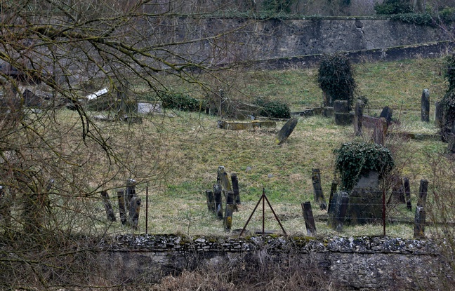 L’entrée du cimetière juif profané Sarre Union. le 16 février 2015. L’entrée du cimetière juif profané Sarre Union. le 16 février 2015.