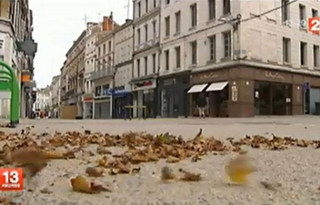 Dans le reportage tourné le 15 août, les plans sur les rues désertes de Niort se succèdent. Dans le reportage tourné le 15 août, les plans sur les rues désertes de Niort se succèdent.