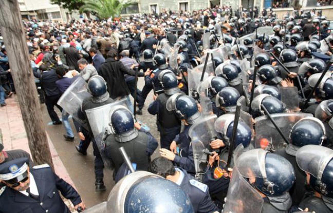 Heurts violents entre manifestants et forces de l'ordre à Casablanca, le 13 mars 2011. Heurts violents entre manifestants et forces de l'ordre à Casablanca, le 13 mars 2011.