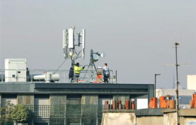 Le maire de Strasbourg Roland Ries (PS), qui considère que "le débat est loin d'être tranché scientifiquement", a annoncé la création prochaine d'un observatoire sur l'impact sanitaire des antennes-relais, réunissant opérateurs, associations, usagers et habitants. Le maire de Strasbourg Roland Ries (PS), qui considère que "le débat est loin d'être tranché scientifiquement", a annoncé la création prochaine d'un observatoire sur l'impact sanitaire des antennes-relais, réunissant opérateurs, associations, usagers et habitants.