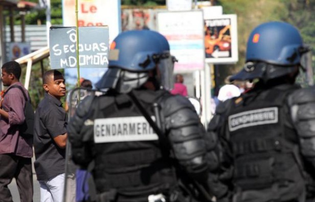 Le Défenseur des droits réclame des sanctions contre un gendarme auteur en octobre 2011 à Mayotte d'un tir de flash-ball de type "super-pro" sur un enfant qui avait perdu un oeil et demande une étude sur la dangerosité de cette arme, dans une décision publiée mardi. Le Défenseur des droits réclame des sanctions contre un gendarme auteur en octobre 2011 à Mayotte d'un tir de flash-ball de type "super-pro" sur un enfant qui avait perdu un oeil et demande une étude sur la dangerosité de cette arme, dans une décision publiée mardi.