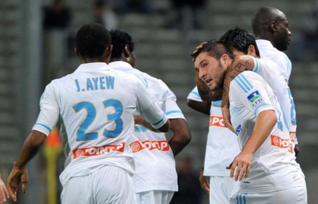 L'Olympique de Marseille, double tenant du titre, est venu à bout (4-0) sans forcer de Lensois limités, mardi en 8e de finale de la Coupe de la Ligue, grâce notamment au premier but de la saison d'André-Pierre Gignac et à un doublé de Loïc Rémy. L'Olympique de Marseille, double tenant du titre, est venu à bout (4-0) sans forcer de Lensois limités, mardi en 8e de finale de la Coupe de la Ligue, grâce notamment au premier but de la saison d'André-Pierre Gignac et à un doublé de Loïc Rémy.