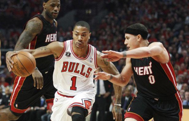 Le meneur de jeu des Chicago Bulls, Derrick Rose, lors du match 1 de la finale de la Conférence Est contre le Miami Heat, le 16 mai 2011, à Chicago. Le meneur de jeu des Chicago Bulls, Derrick Rose, lors du match 1 de la finale de la Conférence Est contre le Miami Heat, le 16 mai 2011, à Chicago.