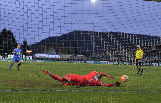 Stéphane Ruffier arrête le tir au but de Wilfried Rother et qualifie Saint-Etienne à Raon-l'Etape (1-1, tab 3-4) en Coupe de France. Stéphane Ruffier arrête le tir au but de Wilfried Rother et qualifie Saint-Etienne à Raon-l'Etape (1-1, tab 3-4) en Coupe de France.
