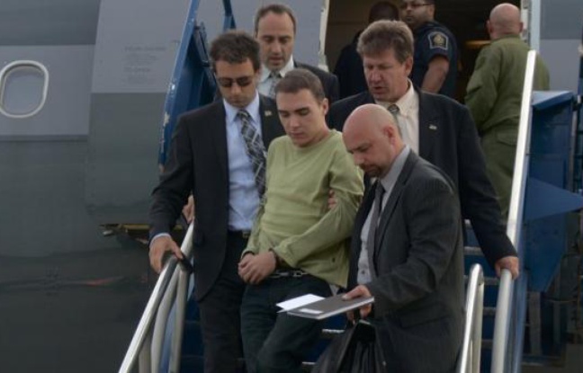 Le Canadien Luka Rocco Magnotta, auteur présumé du meurtre et du dépeçage du corps d'un étudiant chinois, a comparu en personne jeudi au palais de justice de Montréal pour sa deuxième audience depuis son extradition par l'Allemagne lundi soir. Le Canadien Luka Rocco Magnotta, auteur présumé du meurtre et du dépeçage du corps d'un étudiant chinois, a comparu en personne jeudi au palais de justice de Montréal pour sa deuxième audience depuis son extradition par l'Allemagne lundi soir.