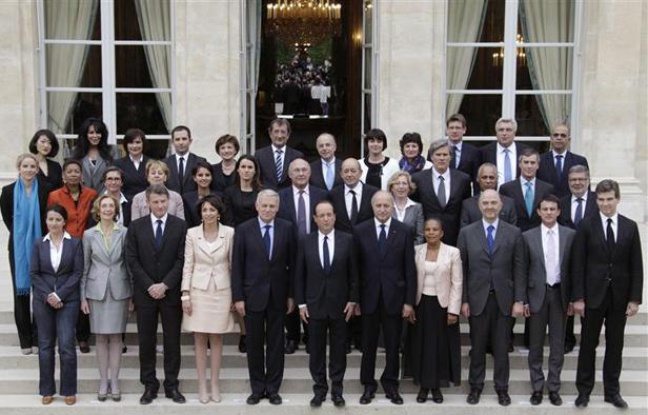 François Hollande et le gouvernement de Jean-Marc Ayrault, à la sortie du premier conseil des ministres, le 17 mai 2012. François Hollande et le gouvernement de Jean-Marc Ayrault, à la sortie du premier conseil des ministres, le 17 mai 2012.
