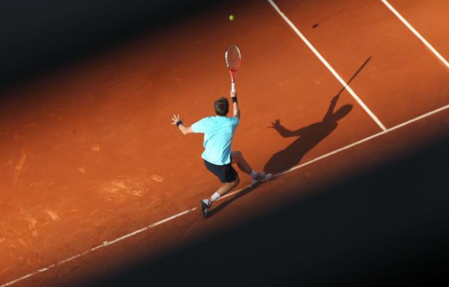 Le joueur français Nicolas Mahut, lors de son match à Roland-Garros, le 27 mai 2012. Le joueur français Nicolas Mahut, lors de son match à Roland-Garros, le 27 mai 2012.