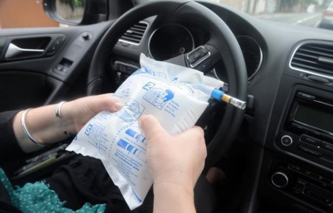 Chaque véhicule à moteur circulant sur les routes françaises, à l'exception des petits cyclomoteurs, doit être équipé à partir de dimanche d'un éthylotest chimique ou électronique. Chaque véhicule à moteur circulant sur les routes françaises, à l'exception des petits cyclomoteurs, doit être équipé à partir de dimanche d'un éthylotest chimique ou électronique.