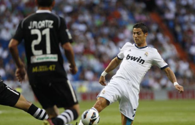Le Portugais Cristiano Ronaldo à la lutte pour récupérer un ballon face à Grenade, le 2 septembre 2012 à Madrid. Le Portugais Cristiano Ronaldo à la lutte pour récupérer un ballon face à Grenade, le 2 septembre 2012 à Madrid.
