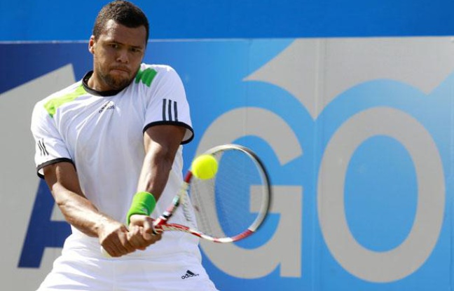 Jo-Wilfried Tsonga, lors de sa demi-finale du Queen's contre James Ward, le 11 juin 2011, à Londres. Jo-Wilfried Tsonga, lors de sa demi-finale du Queen's contre James Ward, le 11 juin 2011, à Londres.