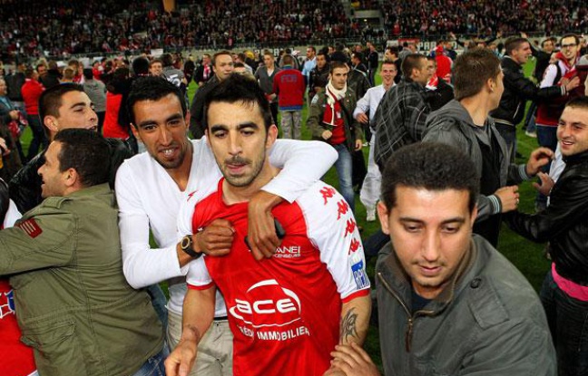 L'attaquant rémois Cédric Fauré félicité par ses supporters, le 7 mai 2012, à Reims. L'attaquant rémois Cédric Fauré félicité par ses supporters, le 7 mai 2012, à Reims.