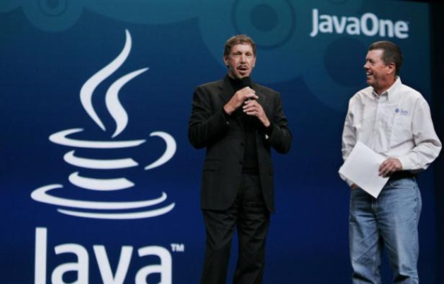 Le PDG d'Oracle, Larry Ellison (gauche) lors du rachat de Sun Microsystems (inventeur de la technologie java), en 2009. Le PDG d'Oracle, Larry Ellison (gauche) lors du rachat de Sun Microsystems (inventeur de la technologie java), en 2009.