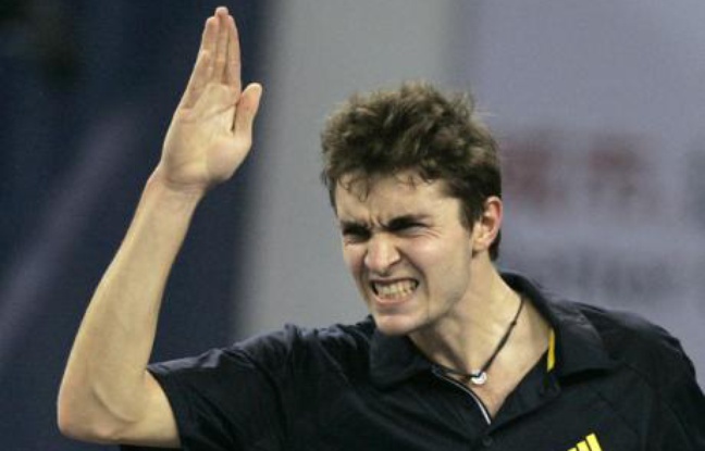 Le tennisman français Gilles Simon, lors de son match contre Murray au Masters de Shanghai, le 12 novembre 2008. Le tennisman français Gilles Simon, lors de son match contre Murray au Masters de Shanghai, le 12 novembre 2008.