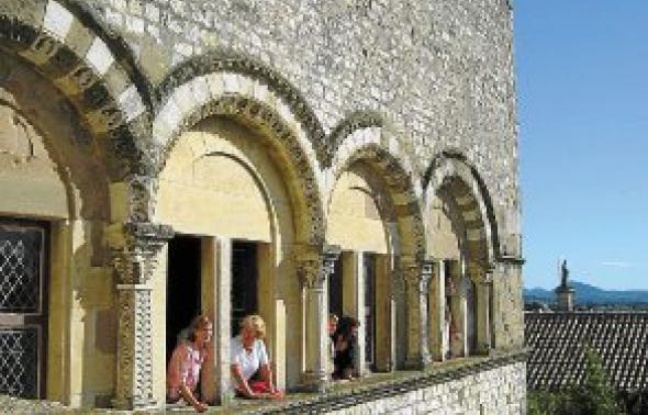 Le château des Adhémar à Montélimar abrite le centre d'art contemporain. Le château des Adhémar à Montélimar abrite le centre d'art contemporain.