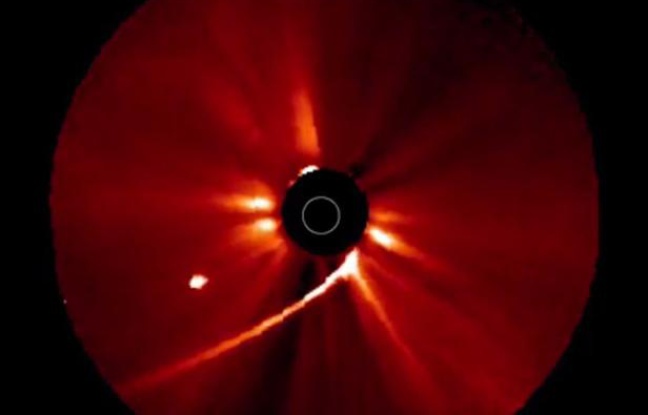 Image de la Nasa montrant la comète ISON s'approchant du Soleil, le 28 novembre 2013. Image de la Nasa montrant la comète ISON s'approchant du Soleil, le 28 novembre 2013.