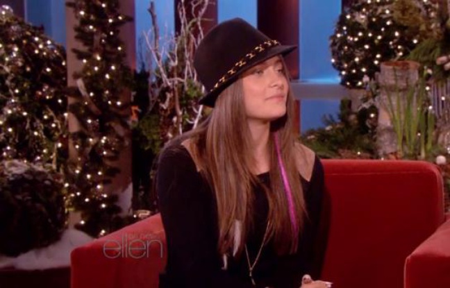 La fille de Michael Jackson, Paris, sur le plateau d'Ellen DeGeneres, le 14 décembre 2011. La fille de Michael Jackson, Paris, sur le plateau d'Ellen DeGeneres, le 14 décembre 2011.
