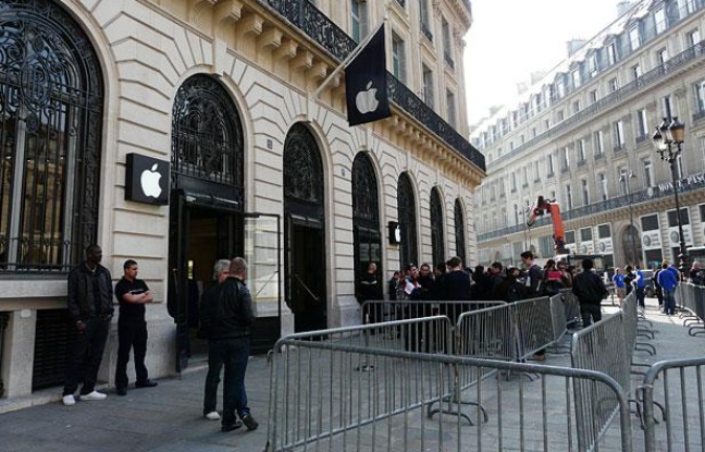 Des gens patientent devant l'Apple Store Opéra (IXème arrondissement) le 25 mars 2011, jour de la sortie de l'iPad 2 en France. Des gens patientent devant l'Apple Store Opéra (IXème arrondissement) le 25 mars 2011, jour de la sortie de l'iPad 2 en France.